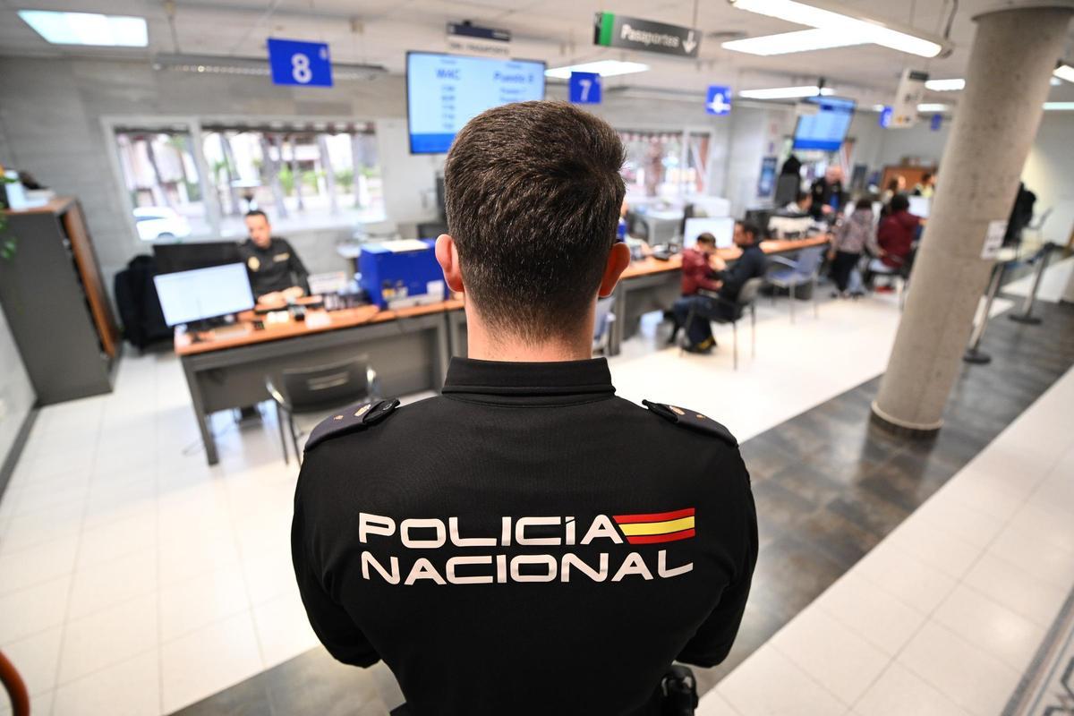 Un agente de la Policía Nacional en la Comisaría de Elche.