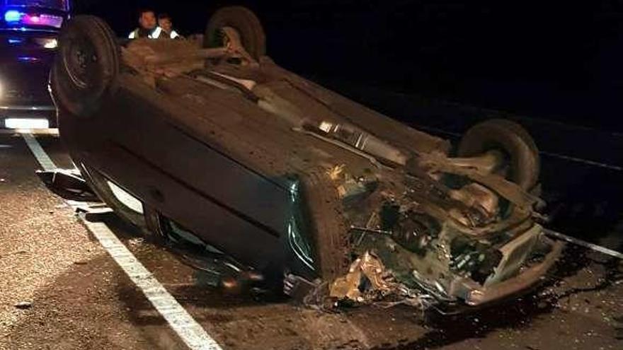 Vehículo volcado en O Grove. // Muñiz