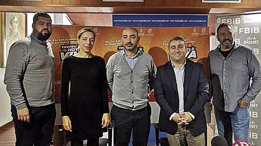 Los organizadores del torneo posan ayer en la presentación.