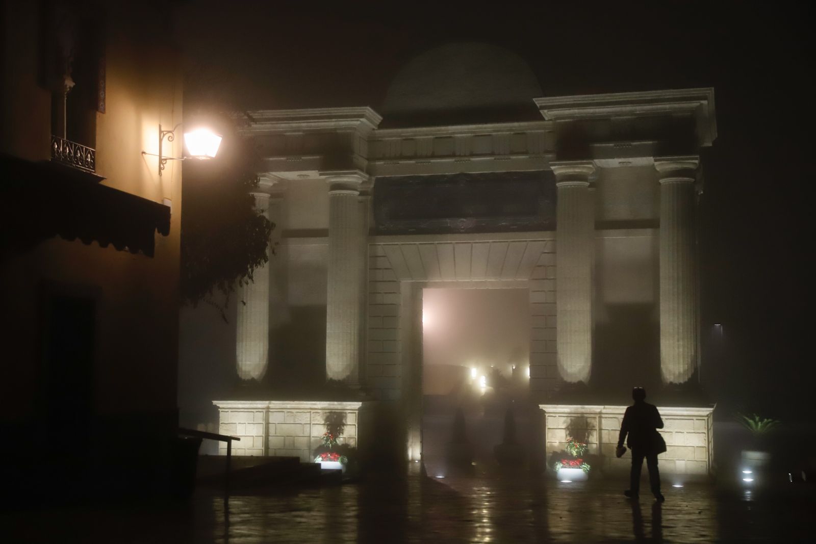 Córdoba amanece bajo una intensa niebla