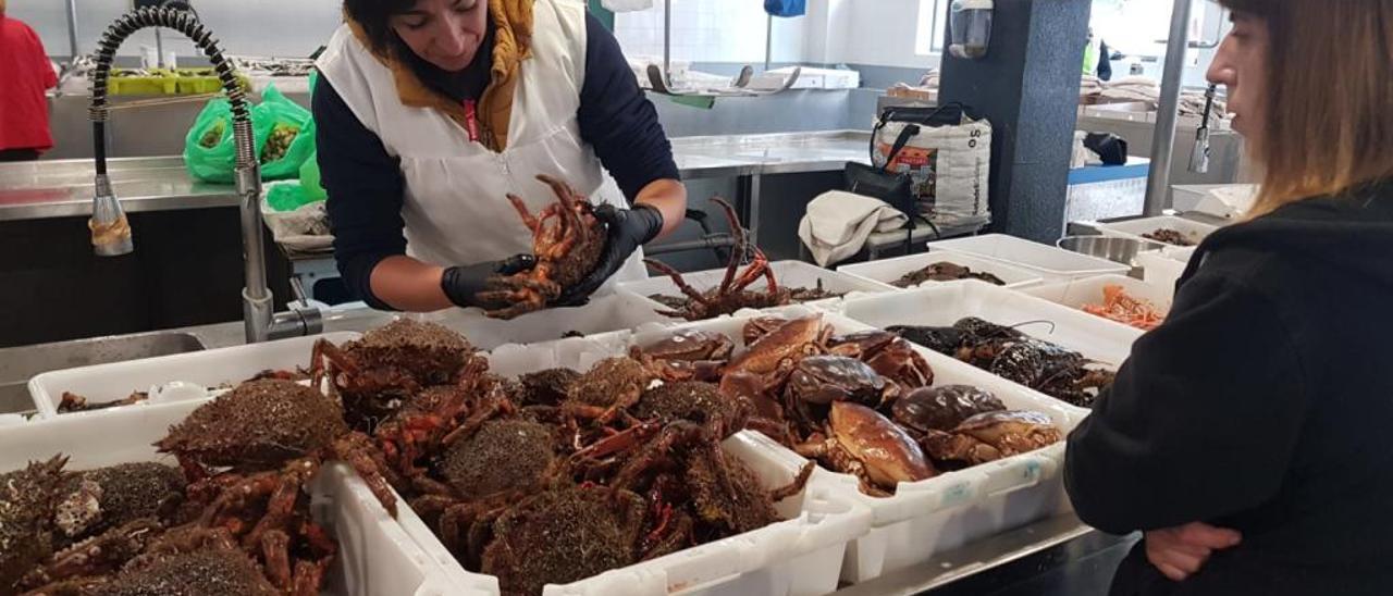 Venta de los últimos centollos en la plaza de abastos de Vilagarcía, esta mañana.