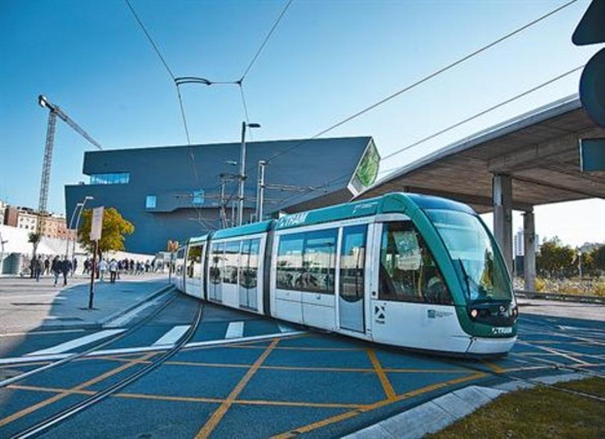 Un tramvia circula per davant del DHub, a la plaça de les Glòries, ahir.