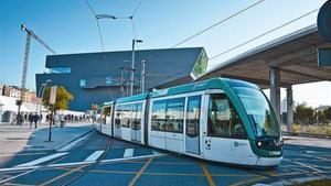 Un tramvia circula per davant del DHub, a la plaça de les Glòries, ahir.