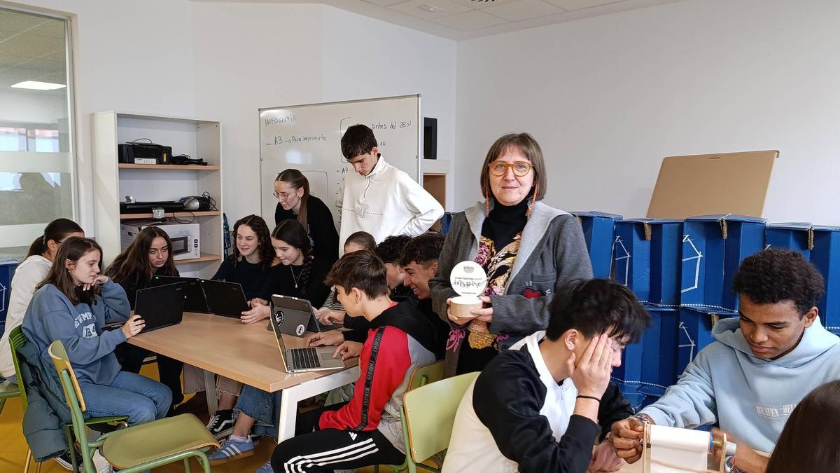 Rosana Álvarez, con el atributo del galardón, de pie entre sus alumnos, ayer, en el instituto de La Fresneda.