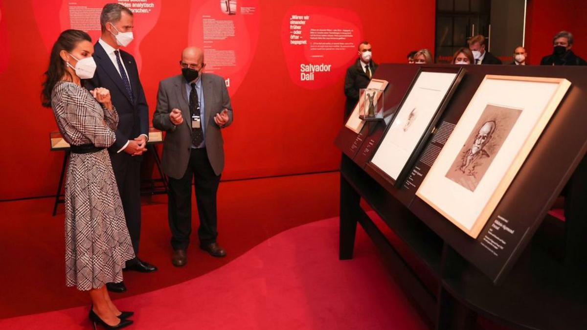 Els reis d’Espanya durant la visita a l’exposició. | JOSÉ JIMÉNEZ/EFE