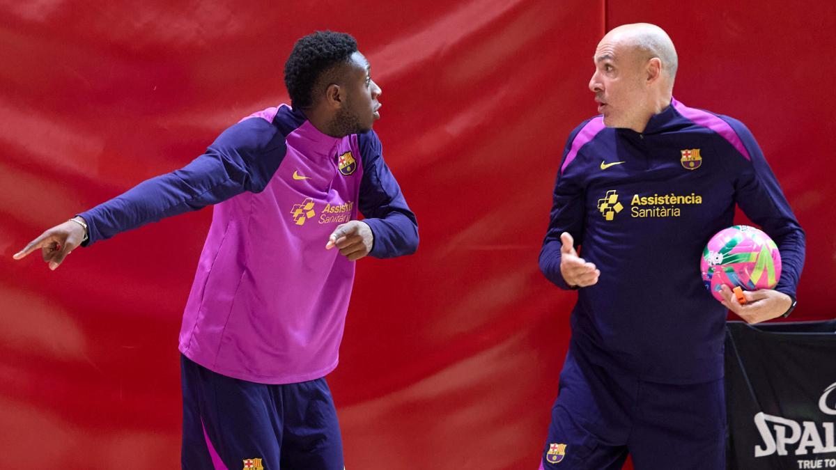 Javi Rodrígeuza conversa con Mamadou Touré en el entrenamiento