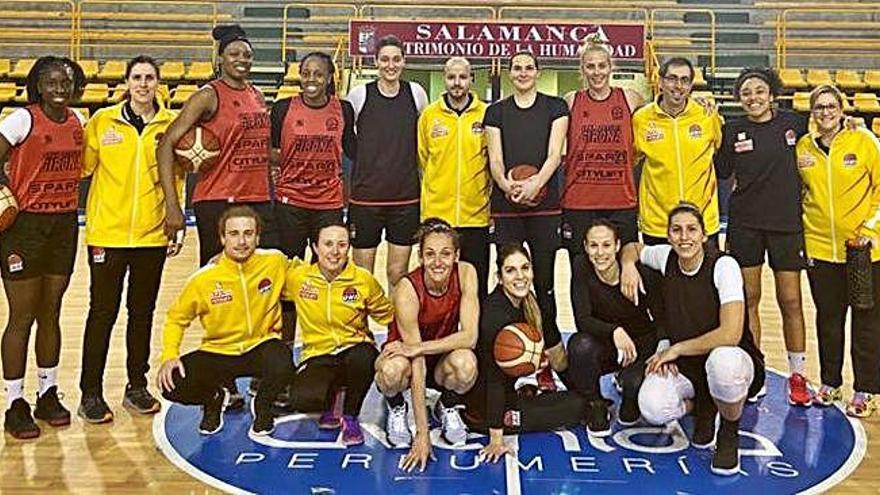 Les jugadores i el cos tècnic de l&#039;Uni, ahir a la tarda al Würzburg de Salamanca.