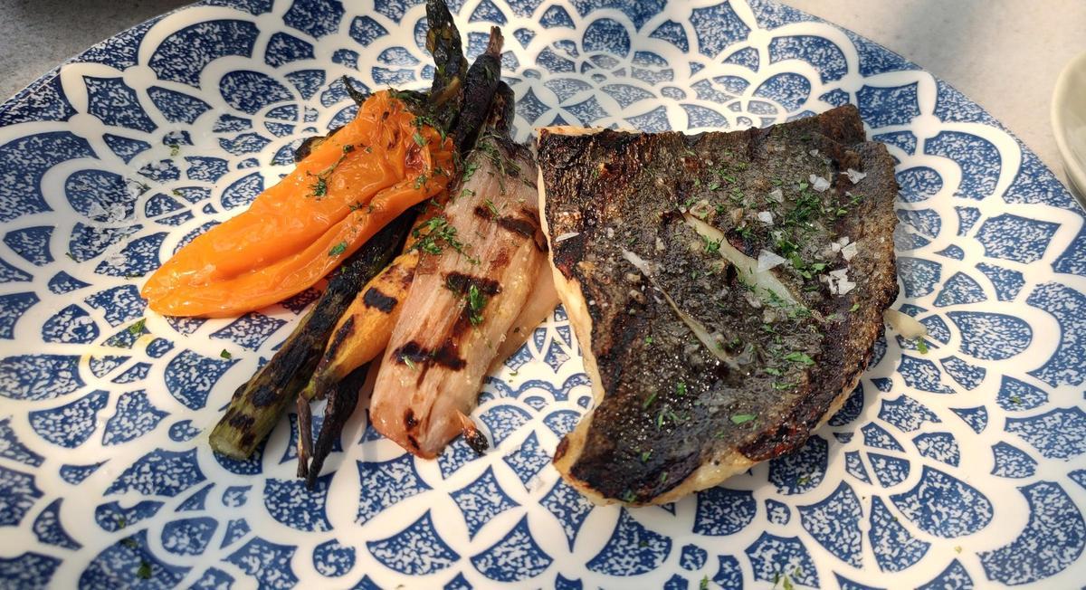 Detalle del rodaballo con verduras asadas