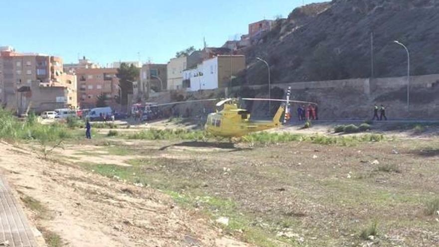 Imagen del helicóptero de rescate junto a la sierra de Callosa, en la tarde de ayer.