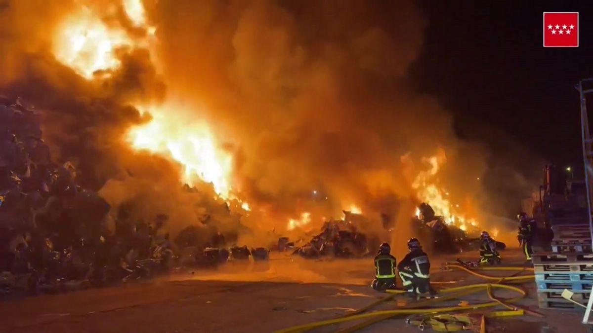 Un incendio calcina cerca de 10.000 metros cúbicos de lavadoras de una chatarrería en Leganés