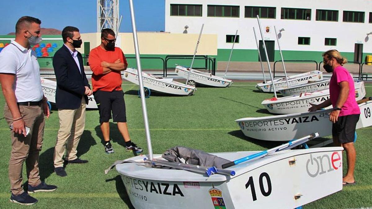 Yaiza entrega 10 barquillos para formar a los jóvenes en la vela ligera