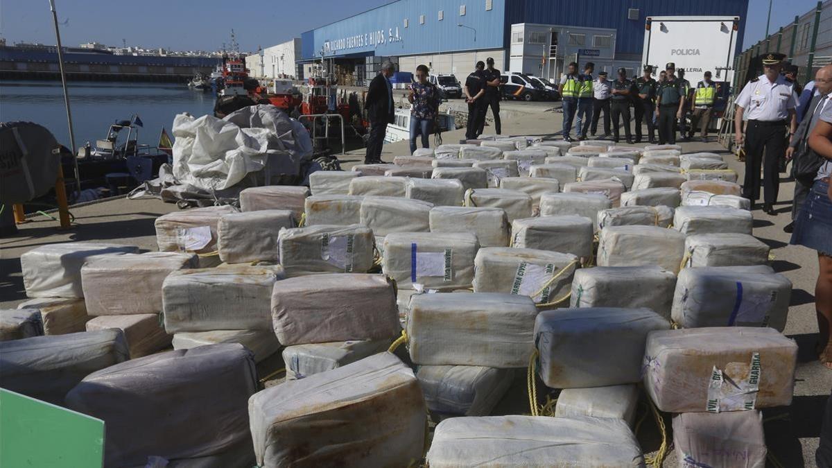 Alijo de 3,8 toneladas de cocaína embarcado en Colombia, interceptado por los GEO y expuesto por la policía en Cádiz.