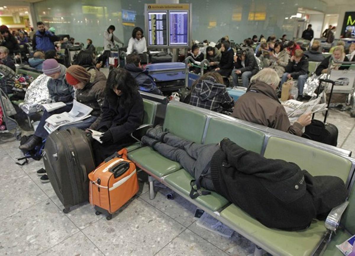 Desenes de passatgers a la terminal 3 de l’aeroport londinenc de Heathrow.