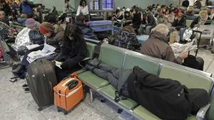 Decenas de pasajeros, en la terminal 3 del aeropuerto londinense de Heathrow.