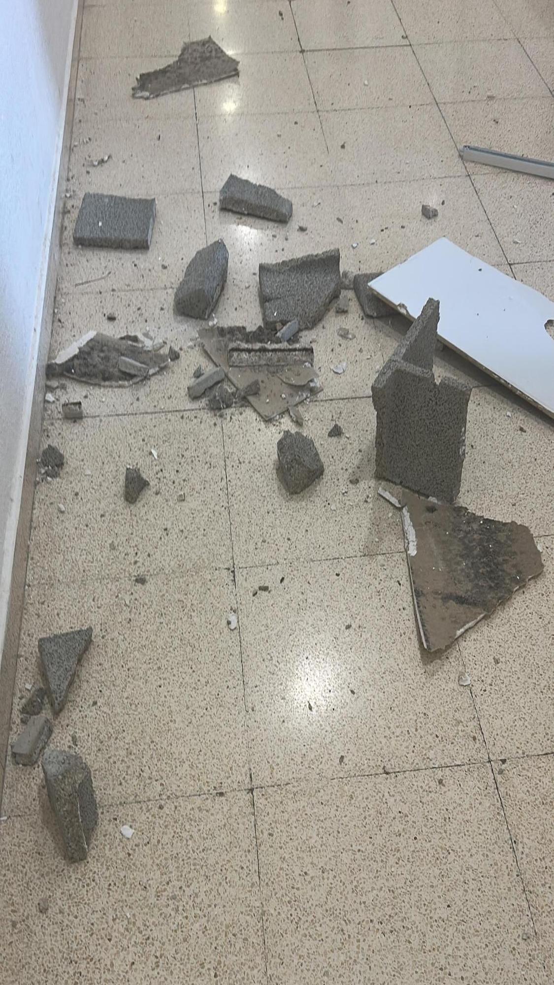 El suelo del pasillo del hospital ha quedado cubierto de cascotes.