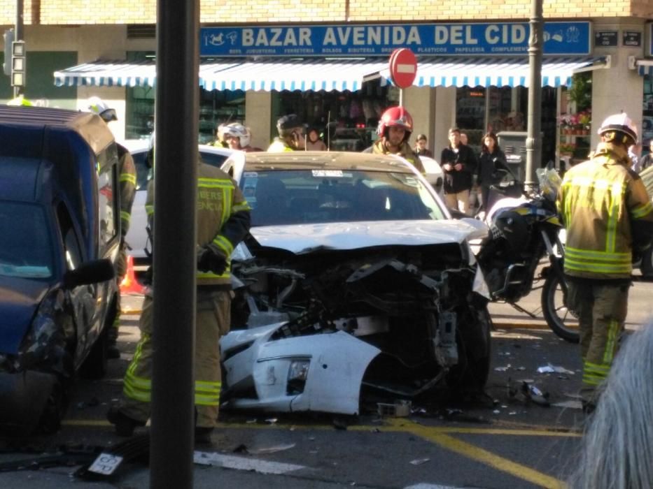 Espectacular accidente en la avenida del Cid de València