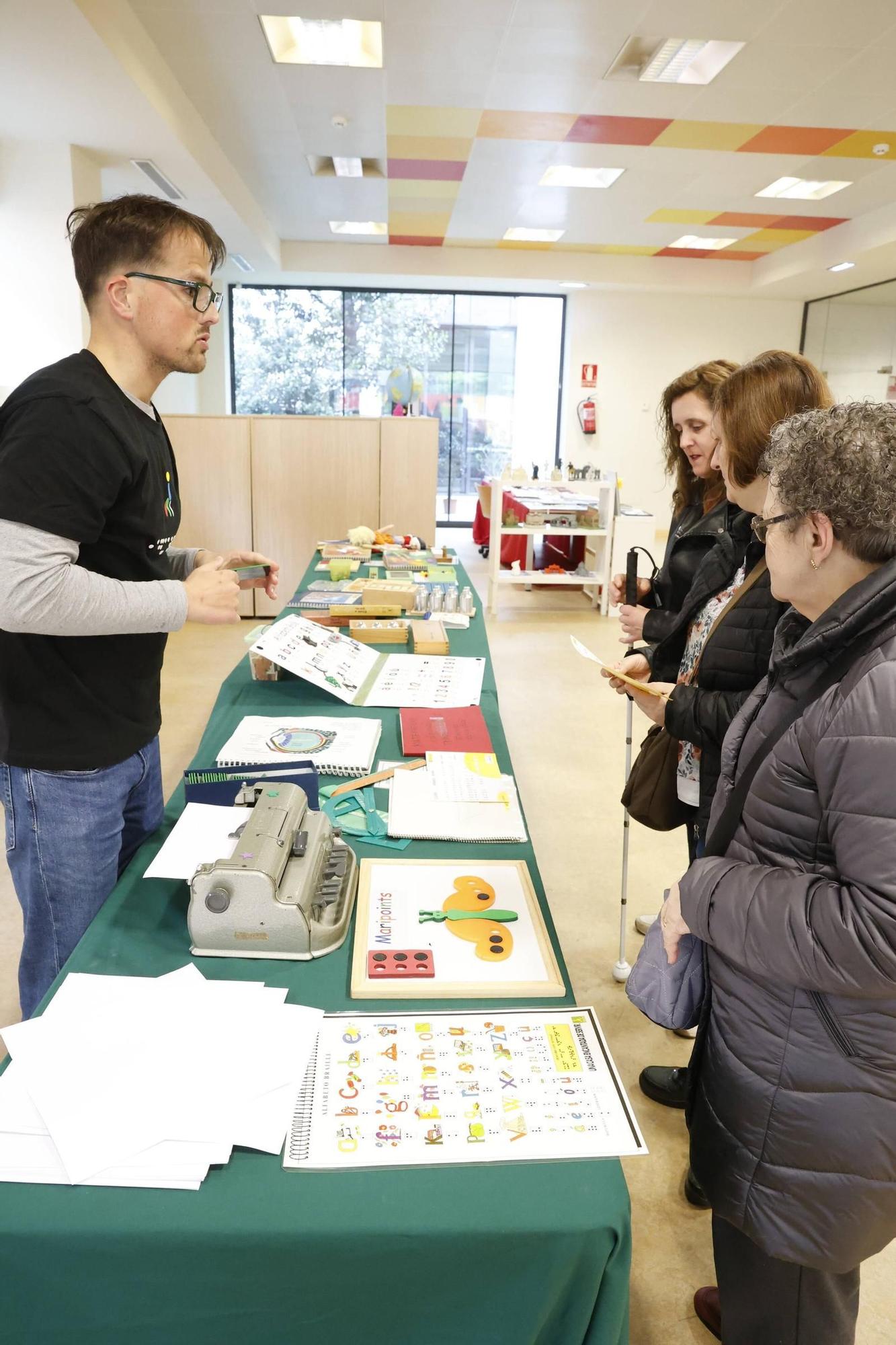 El Grupo Social ONCE sensibiliza y muestra su labor en Gijón (en imágenes)