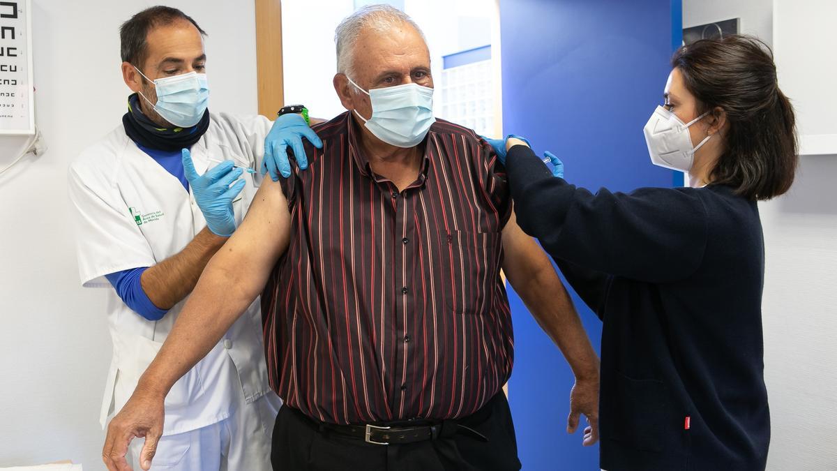 El almendralejense Diego Nieto, el pasado viernes, recibiendo a la vez las vacunas de la gripe y el coronavirus.