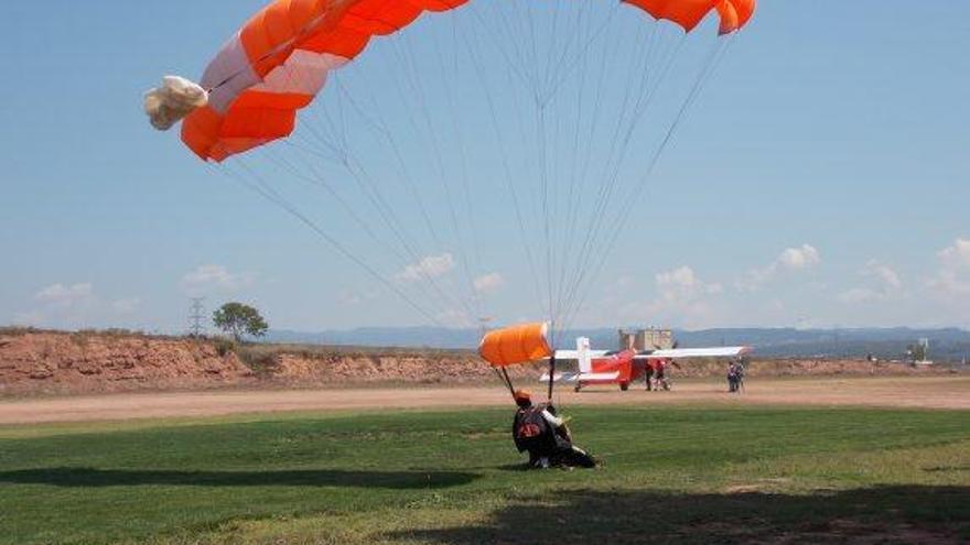 Un paracaigudista a l&#039;aeròdrom de Sant Fruitós, en una foto d&#039;arxiu