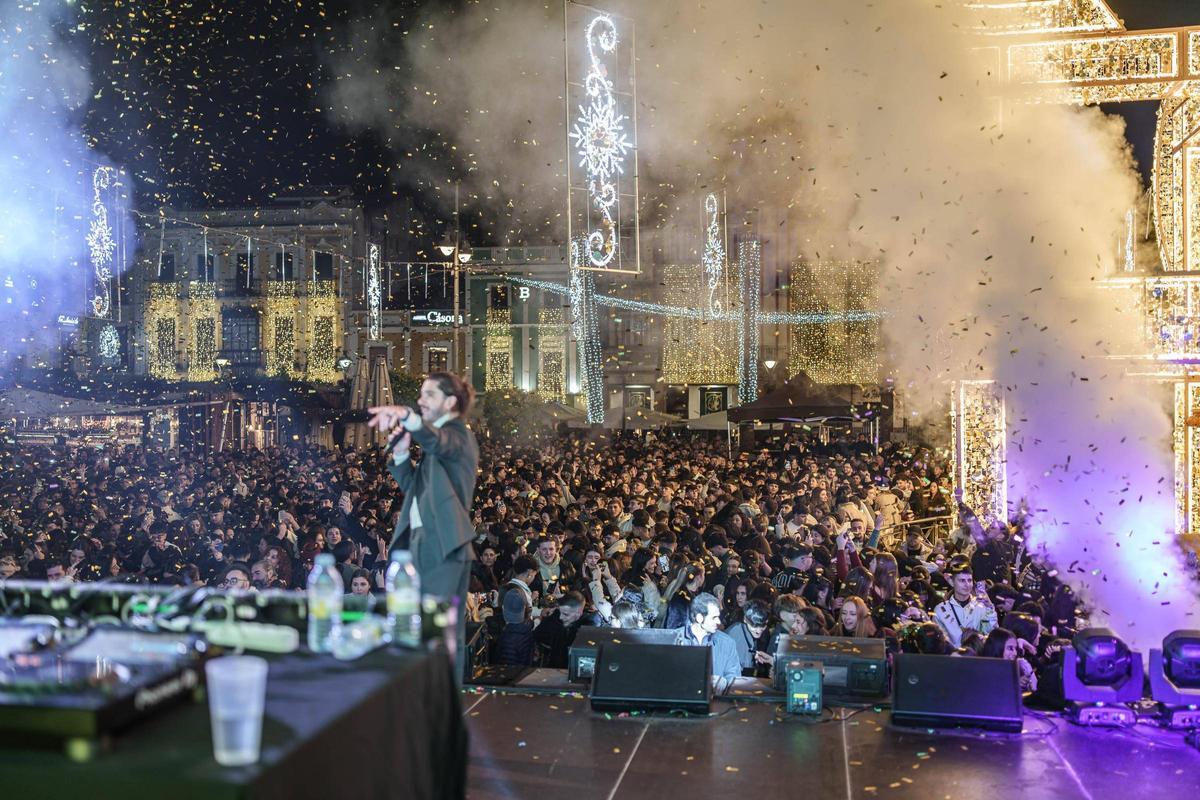 Miles de personas llenaron la plaza de España.