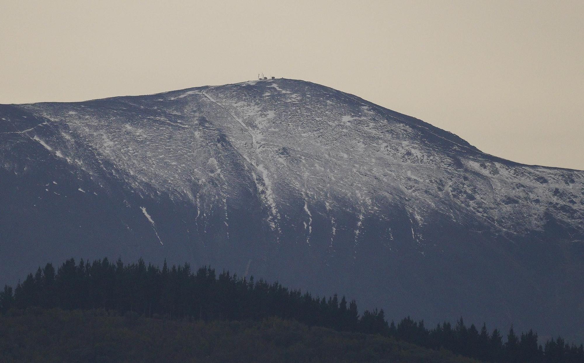 Primeros copos de nieve en el alto de El Morredero en Ponferrada