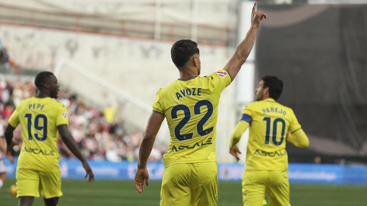 Ayoze Pérez celebra el gol del Villarreal en Vallecas.