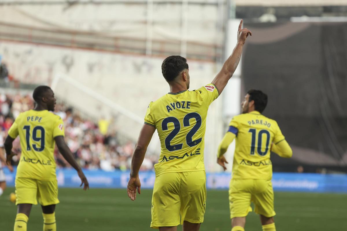 Ayoze Pérez celebra el gol del Villarreal en Vallecas.