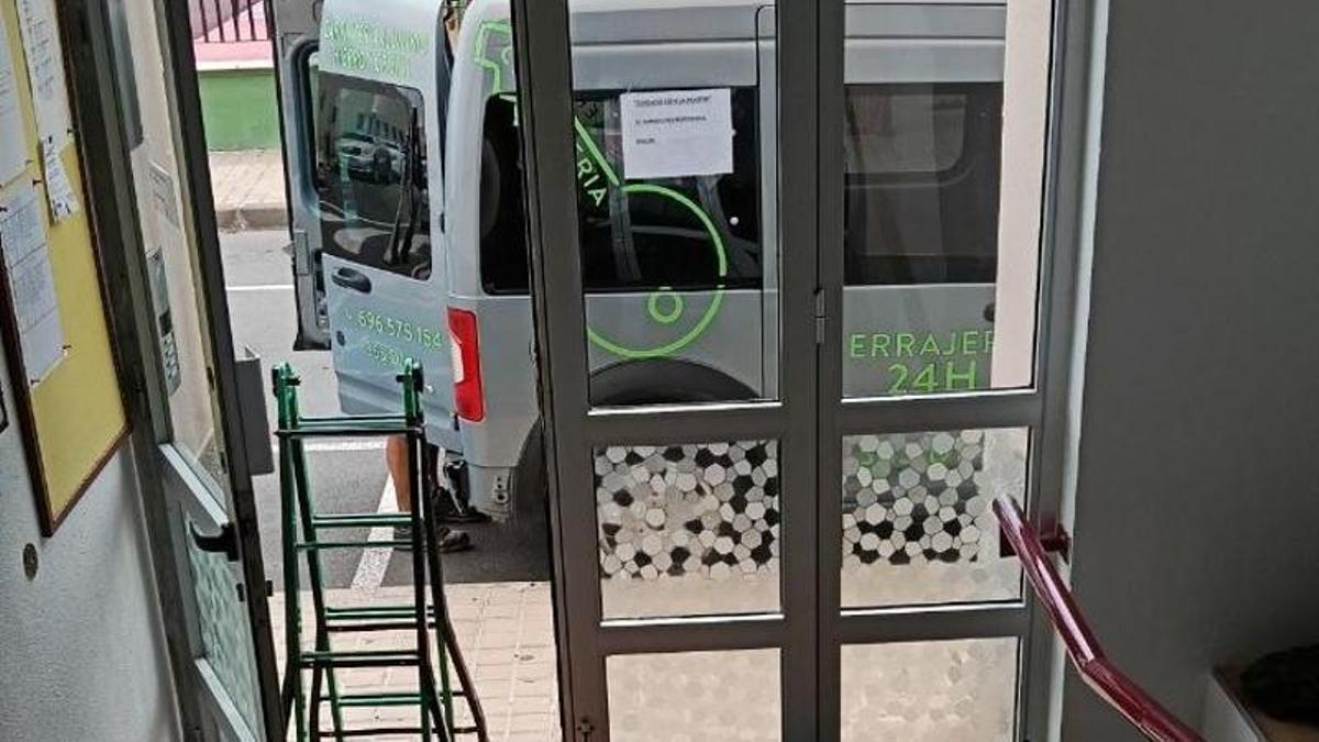 Una empresa particular arregla la puerta del portal ante la falta de respuesta de Visocan.