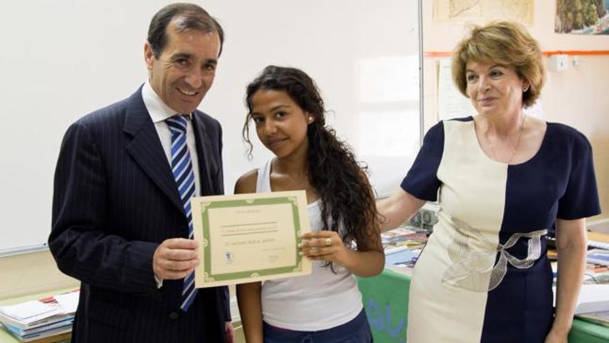 Nelson Santos con Nazaret Borja y la directora del colegio, Rosa María González.  // Inés Montenegro