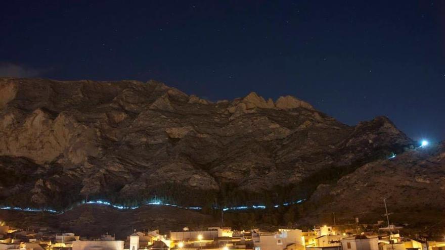 Un millar de personas forman una grandiosa «culebra» luminosa en la Sierra de Redován