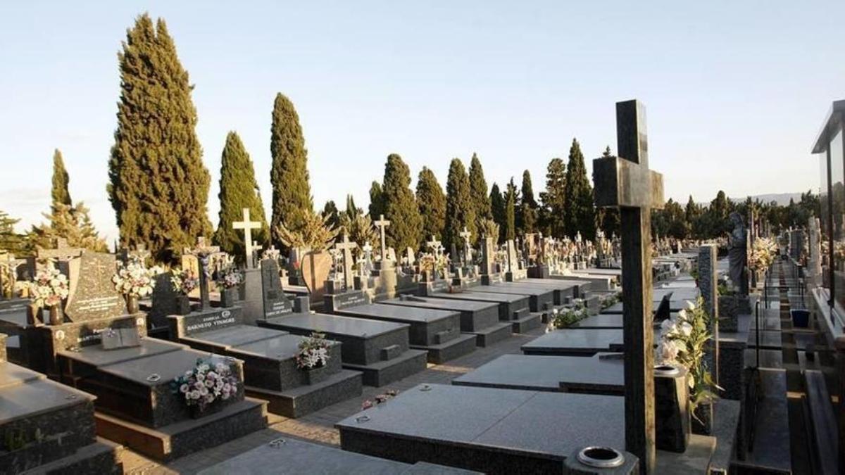 Lápidas en el cementerio de Nuestro Padre Jesús de Murcia.