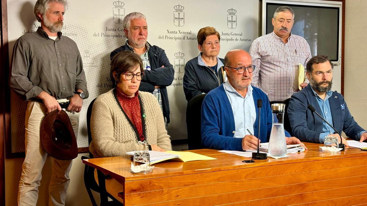 El diputado del PP, Luis Venta, con representantes de todas las organizaciones agrarias de Asturias, hoy en la Junta General.