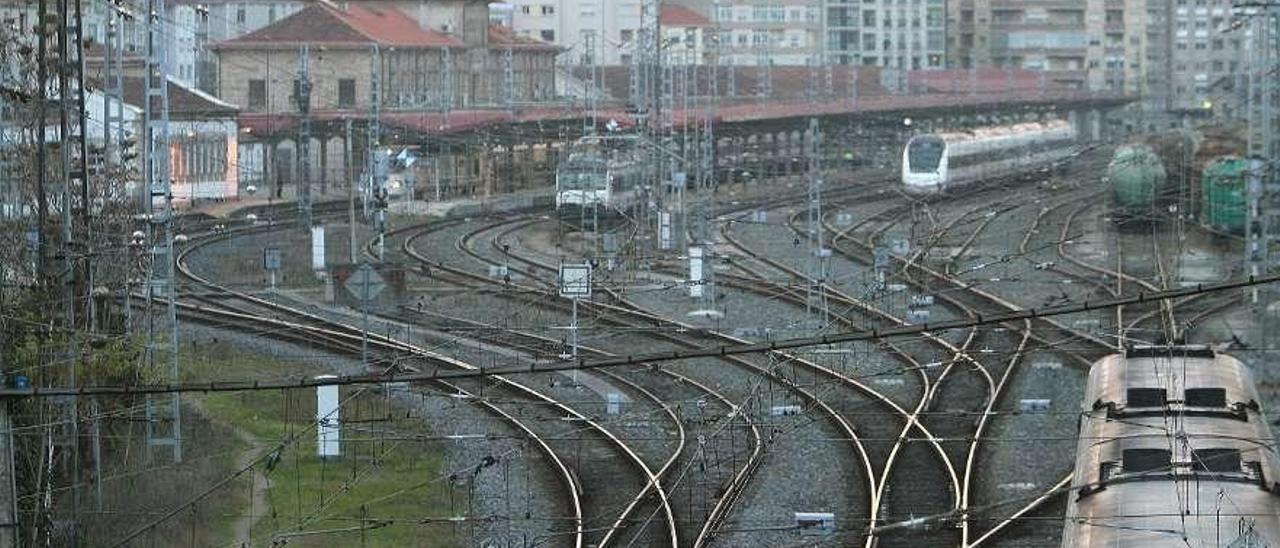 Los trabajadores regulan el acceso de los trenes a la estación Empalme. // Iñaki Osorio