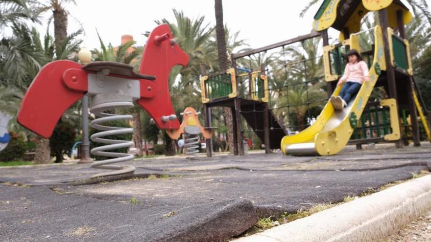 El Parque Jaume I, en el centro de Elche, con el suelo de caucho prácticamente levantado, lo que provoca quejas por las  frecuentes caídas de los niños. | ÁXEL ÁLVAREZ