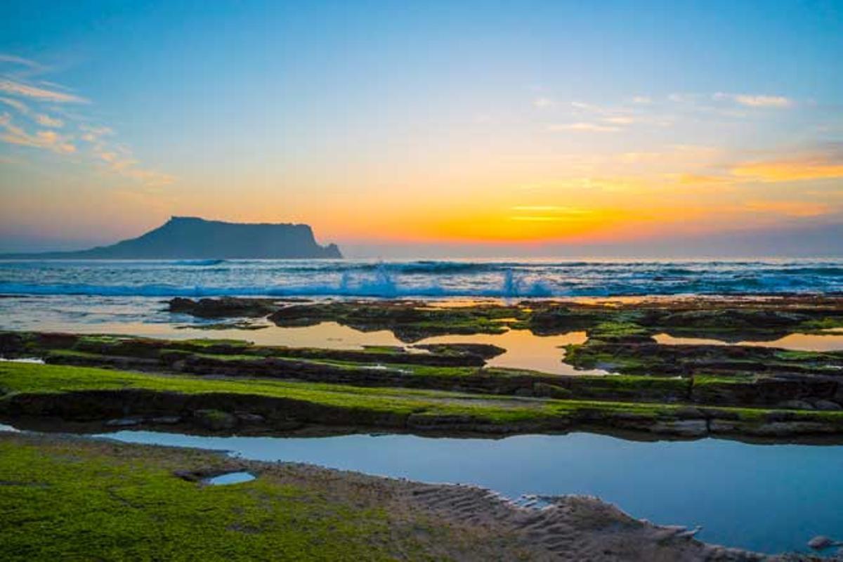 Isla de Jeju En Corea del Sur, la isla de Jeju es uno de los lugares más mágicos del país. De origen volcánico, en ella se puede ver el pico más alto de país pero también algunas de las playas más bellas, como esta desde la que os mostramos el amanecer. Muy buenos días y feliz semana.