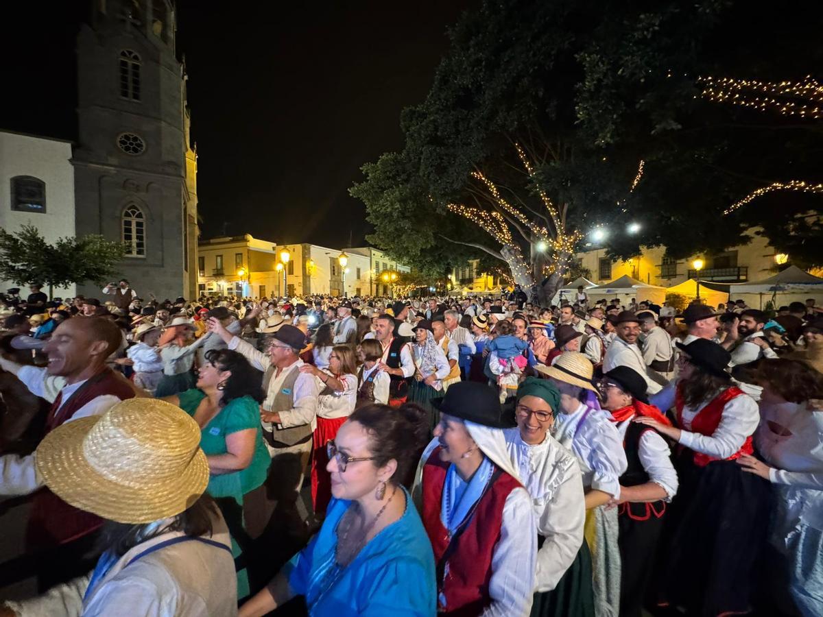 Tenderete en la plaza de San Juan de Telde por el Día de Canarias