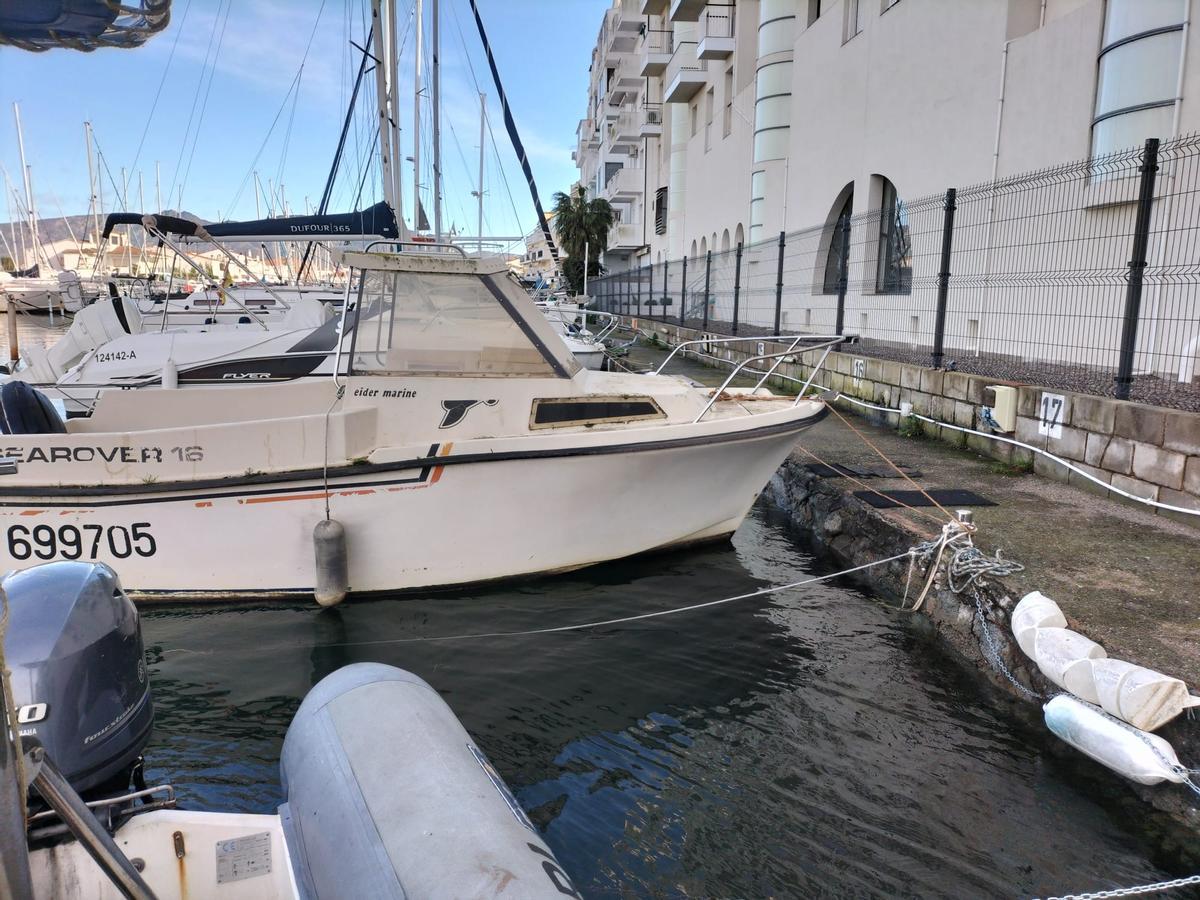 Barco abandonado en Marina Empuriabrava.