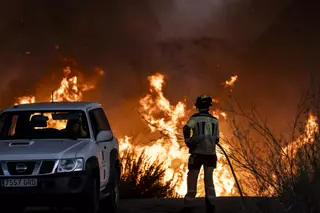 Los bomberos de Cáceres tuvieron que volver varias veces al Cerro de los Pinos porque el incendio se reactivaba
