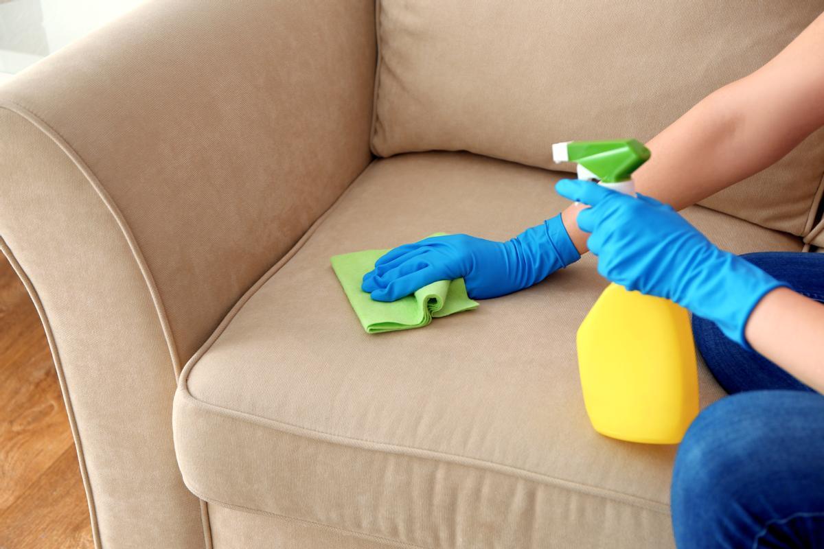 Descubre los trucos para mantener tu sofá de tela como nuevo con estos consejos de limpieza