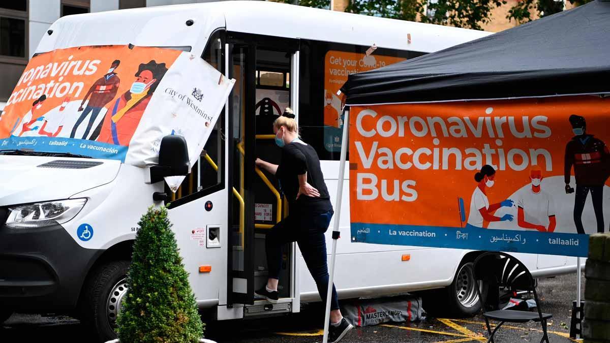 Un autobús de vacunación contra el covid, en Londres