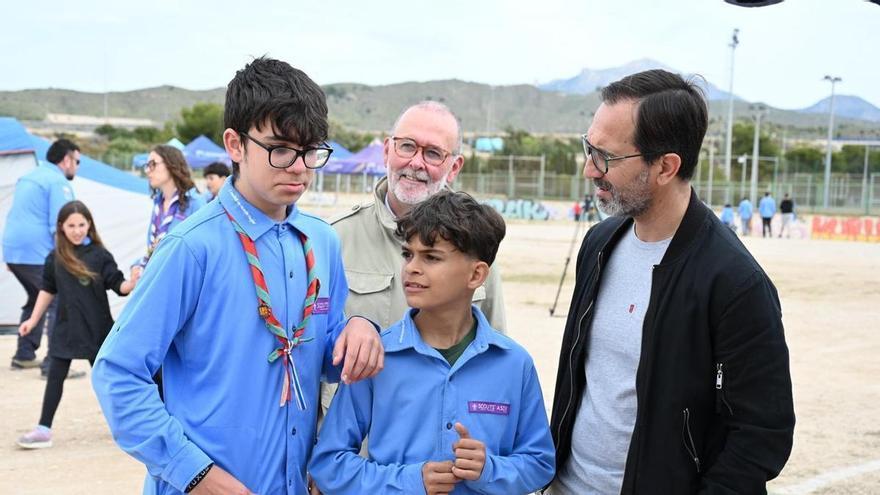 Una marea azul del uniforme scouts inunda El Campello transmitiendo valores y respeto al medio ambiente