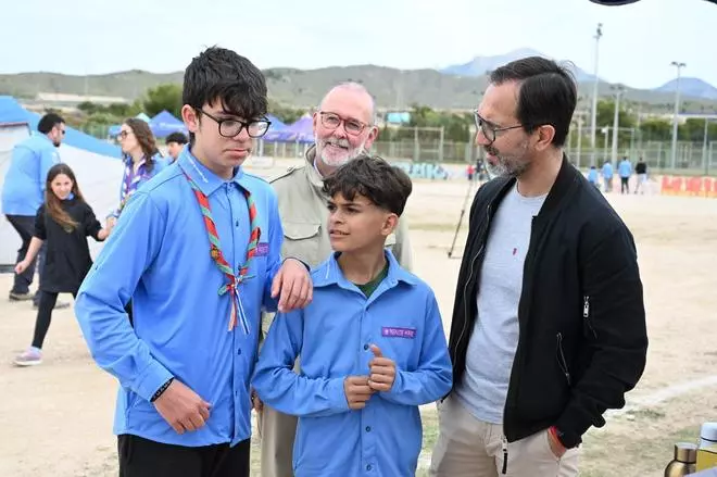 Una marea azul del uniforme scouts inunda El Campello transmitiendo valores y respeto al medio ambiente