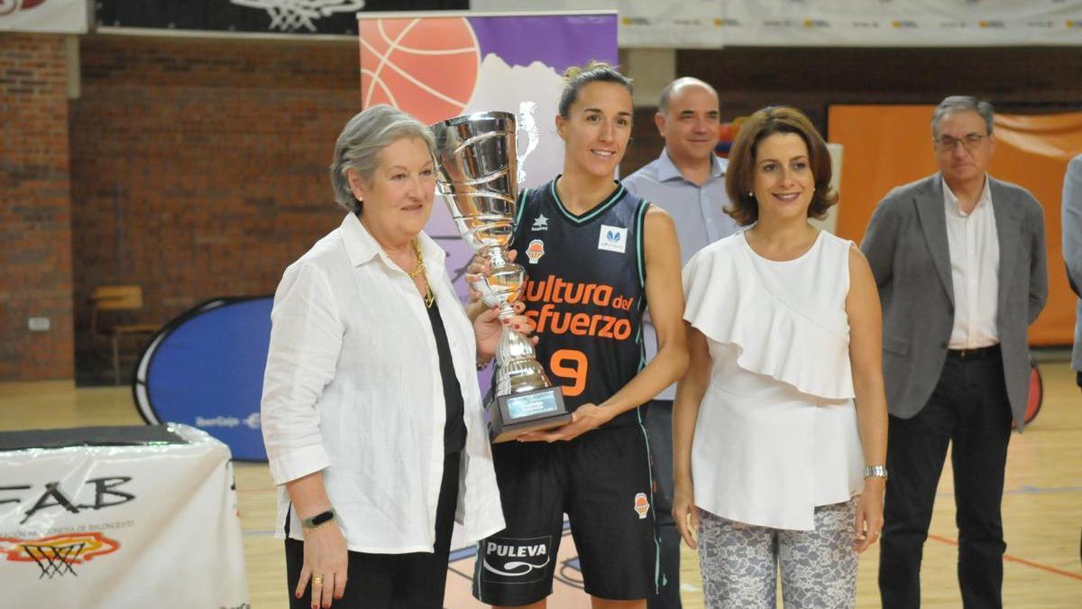 Queralt Casas, con el trofeo de campeonas del 'II Memorial Pepe Lanzuela'