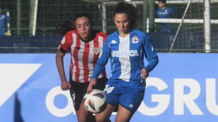Ainhoa Marín busca controlar una pelota en el Dépor-Athletic B de la pasada temporada. | // CARLOS PARDELLAS