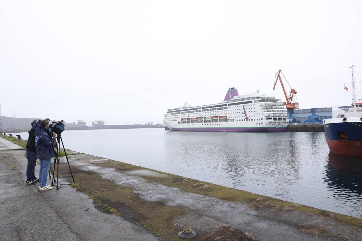 Los cruceristas del "Ambition" desembarcan en Gijón (en imágenes)