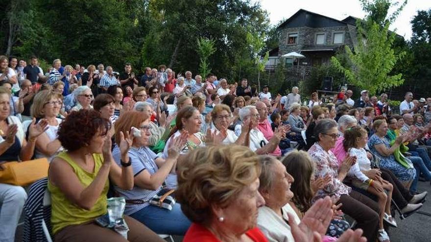 La plaza de Mayalde llena para presenciar el concierto.