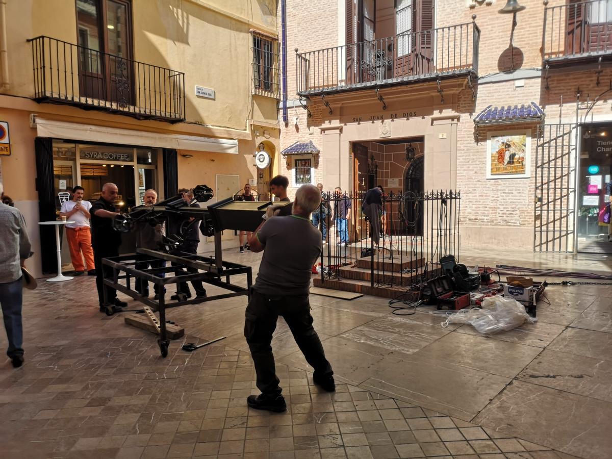 Operarios colocando la cruz.