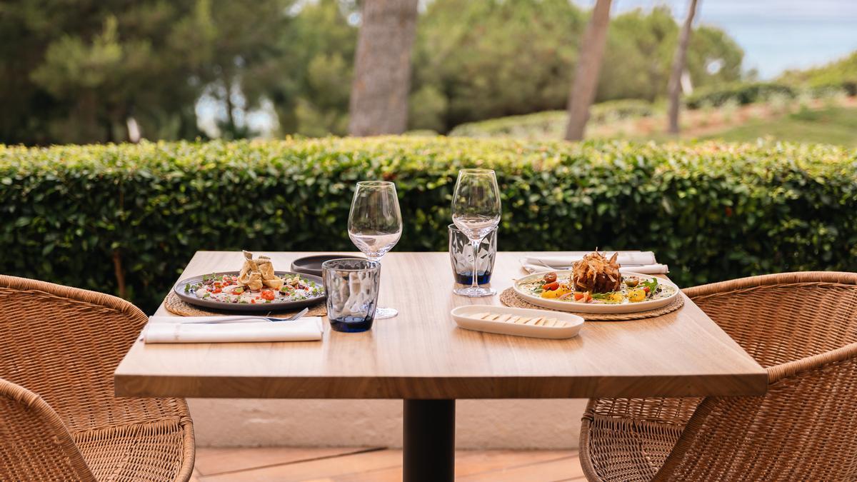 Una de las mesas con vistas sobre el Mediterráneo del restaurante Flamma (Salou), en el resort Infinitum.