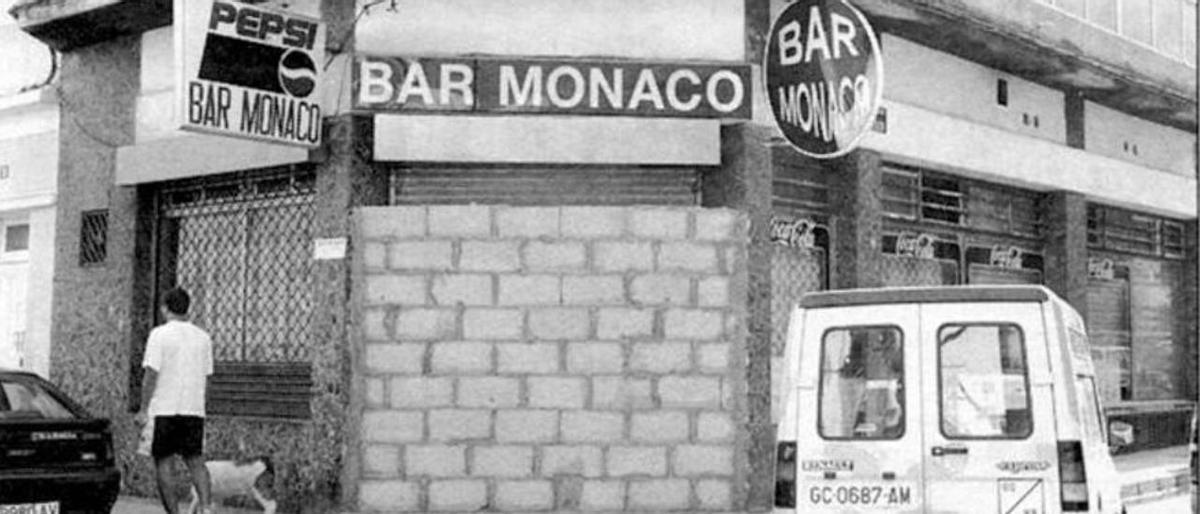 Tapia frente a la fachada del bar Mónaco en 1999.