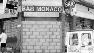 Tapia frente a la fachada del bar Mónaco en 1999.